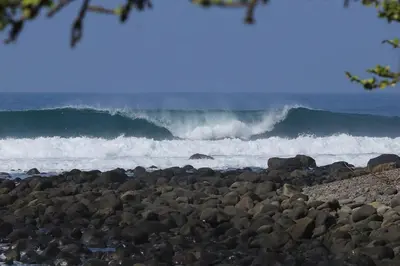 a rocky shoreline with waves in the ocean at Apt Playa kilometro 59, Rural area in ChiltiupÃ¡n