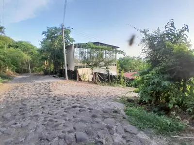 a dirt road in front of a house at Apt Playa kilometro 59, Rural area in ChiltiupÃ¡n