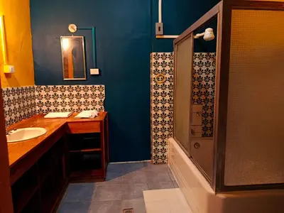 a bathroom with a sink and a shower at Expresión cultural restaurante y alojamiento in Santa Ana