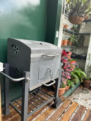 a grill on a cart in a room with plants at Casa Santa Elena Fuertevli in San Salvador