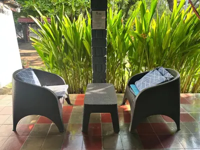 a couple of chairs sitting next to a pole at Surfcity Townhouse in La Libertad
