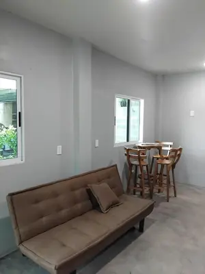a living room with a couch and a table at Villas Oasis Verde in Salcoatitán