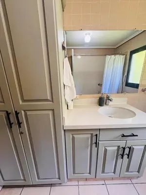 a bathroom with a sink and a mirror at Essenz Bahía in El Níspero