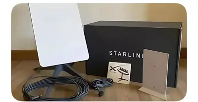a computer monitor with a cable next to a box at Evolution Home in Las Flores