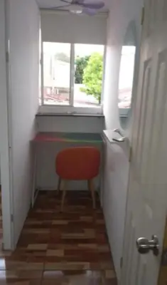 a hallway with a red chair and a window at Casa completa, cómoda y céntrica in San Salvador