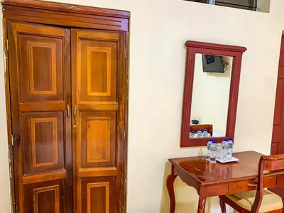 a room with a wooden door and a table and a mirror at Hotel Continental Plaza in San Miguel