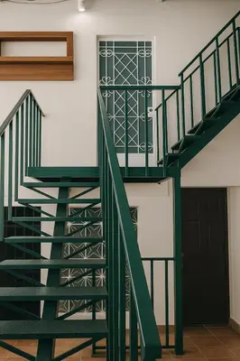 a green staircase in a house with a door at Suite Linda Vista Descanso y Naturaleza in San Marcos