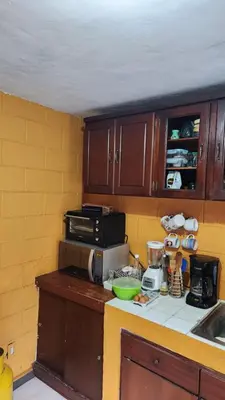 a kitchen with a counter top with a microwave at Casa en Altos del Cerro in Soyapango