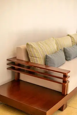 a couch sitting on top of a wooden table at Suite sencilla