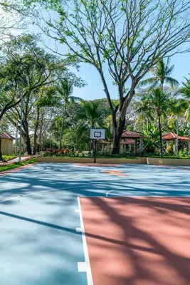 a basketball court with a basketball hoop at Suite sencilla