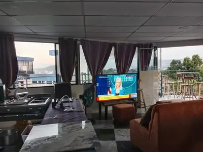 a living room with a flat screen tv and a couch at Habitaciones Clásica en lo mejor de SS city in San Salvador
