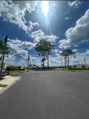 an empty street with the sun in the sky at Casa Ecoterra in Comecayo