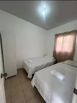 two beds in a small room with a window at Casa Ecoterra in Comecayo