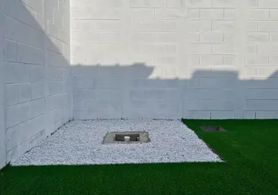 a white brick wall with a hole in the grass at Colibri de Montaña in Ahuachapán