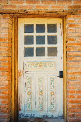 a white door with a window on a brick wall at Casona Tunan in Santa María Mizata