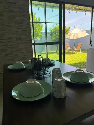 a wooden table with green plates on top of it at Casa en residencial Metrópoli San Gabriel, Nejapa San Salvador in Nejapa