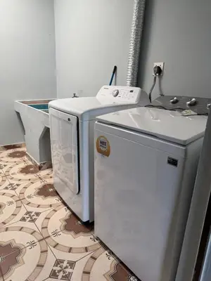 a refrigerator and a washing machine sitting on a floor at Casa en residencial Metrópoli San Gabriel, Nejapa San Salvador in Nejapa