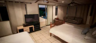a living room with a couch and a television at Habitación Lomas de San Francisco in San Salvador