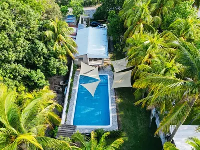 an aerial view of a resort with a swimming pool at Casa de playa acogedora en San Diego, La Libertad, El Salvador in San Diego
