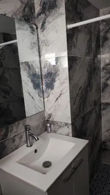 a bathroom with a sink and a mirror at Lombardia Planes de Renderos in San Marcos