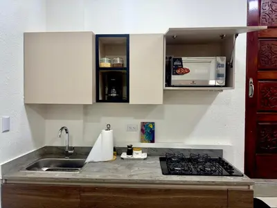 a kitchen counter with a sink and a stove at Atractivo apartamento in San Salvador