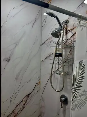 a bathroom with a shower with a marble wall at Atractivo apartamento in San Salvador