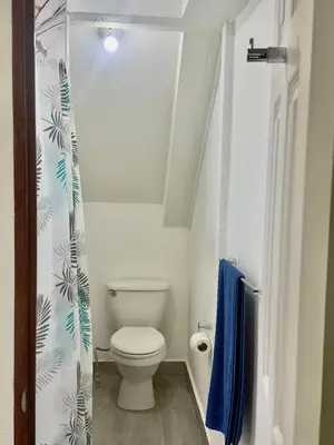 a bathroom with a toilet and a blue towel at Atractivo apartamento in San Salvador