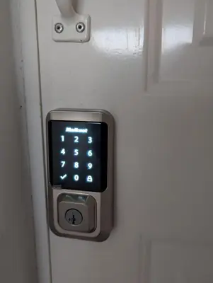 an alarm clock on the door of a room at Via Trip House - Sonsonate in Sonsonate