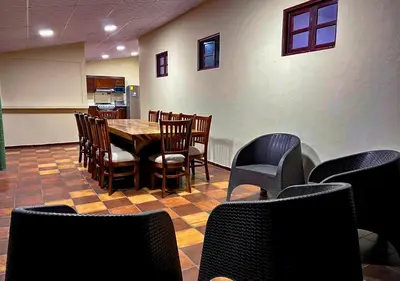 a dining room with a table and chairs at Quinta Hojas de Mar - Frente al Mar en Playa Las Hojas in El Rosario