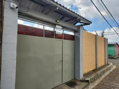 a garage door with awning on the side of a house at Linda casa con garaje en la majada