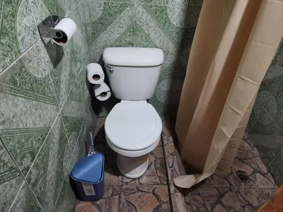a bathroom with a toilet and two rolls of toilet paper at Linda casa con garaje en la majada
