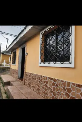 a window on the side of a house at Linda casa con garaje en la majada