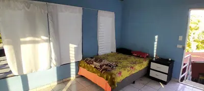 a small bedroom with a bed and a window at Hospedaje Mi Casita in Chalchuapa