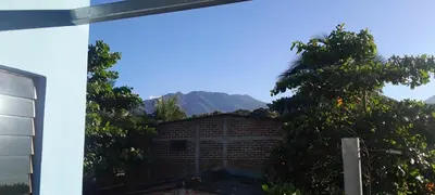 a view of a brick building with mountains in the background at Hospedaje Mi Casita in Chalchuapa