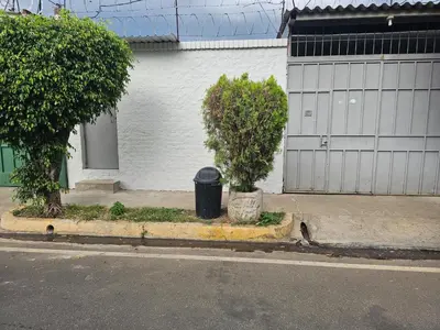 a curb with two trees in front of a building at Apto en Santa Ana con AC in Santa Ana