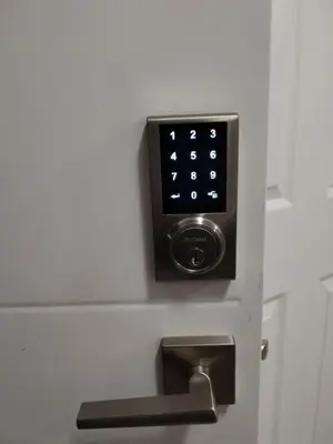 a digital clock on a door with a handle at House Haciendas del Mediterraneo in Ahuachapán