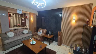 a living room with a couch and a table at KR apartment CENTRO HISTÓRICO, SAN SALVADOR, TRES HABITACIONES 4 CAMAS parking wifi netflix VIX y mas in San Salvador
