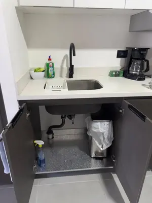 a kitchen counter with a sink and a sink at Beko San Benito in San Salvador