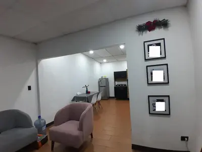 a living room with two chairs and a table at Casa amplia y comoda in San Salvador