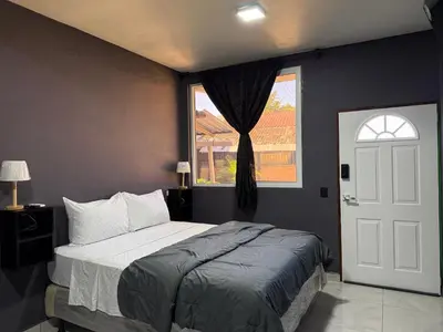 a bedroom with a bed and a window at Bella Habitación El Mangal B&B in Suchitoto