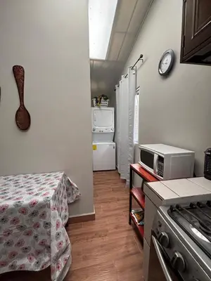 a small kitchen with a microwave and a stove at Quinta Los 3 Tesoros