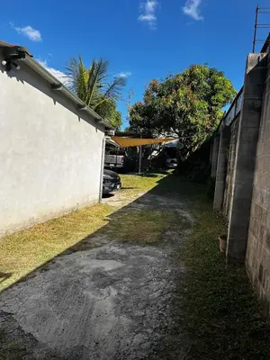 a side yard of a house with a wall at Hospedaje en san salvador in San Salvador
