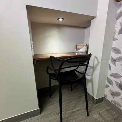 a black chair sitting at a desk in a room at Casa Bri in Antiguo Cuscatlán