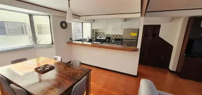 a kitchen and dining room with a table and chairs at Townhouse San Benito, La Mascota Terra in San Salvador
