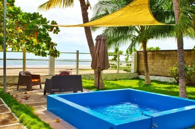 a blue tub in a yard next to the beach at Casa Libre Guest House in Conchagua