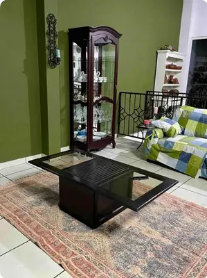 a living room with a coffee table and a couch at Casa Hogar in Ahuachapán