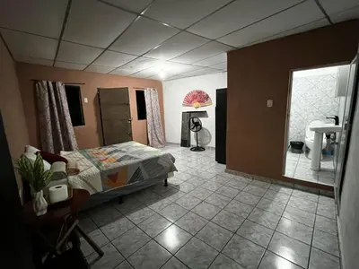 a bedroom with a bed and a bathroom at Hostal Casa compartida a 8 mins de San Salvador in San Salvador