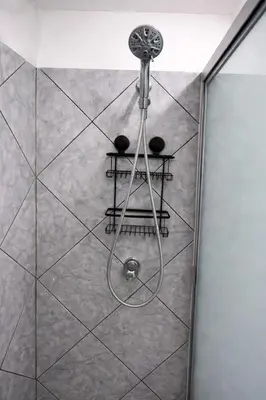 a shower with a shower head in a bathroom at Hostal Casa compartida a 8 mins de San Salvador in San Salvador