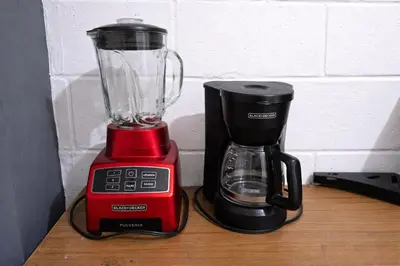 a red and black blender sitting on a table at Hostal Casa compartida a 8 mins de San Salvador in San Salvador