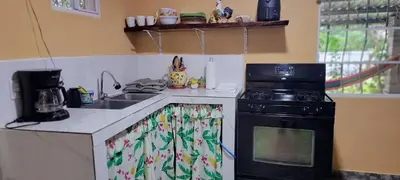 a kitchen with a stove and a sink at Kinta Mae Foster in San Pedro Masahuat